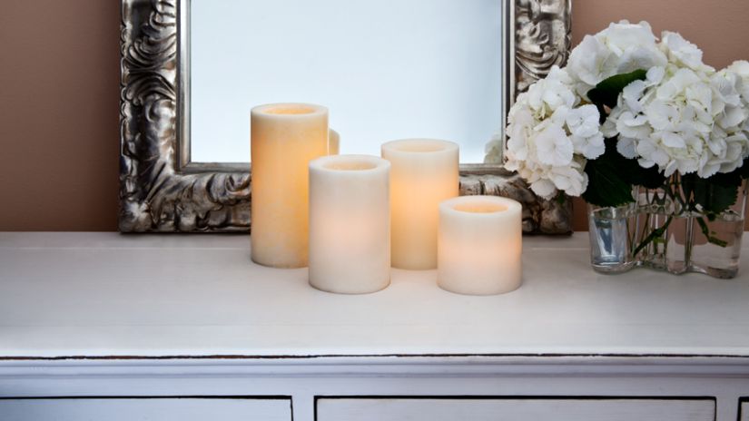 Quatre bougies LED blanches