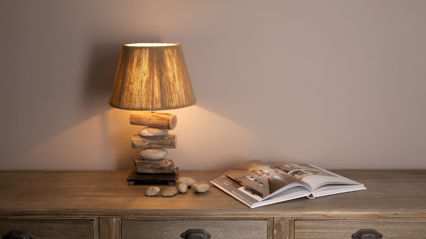 houten moderne tafellamp op commode
