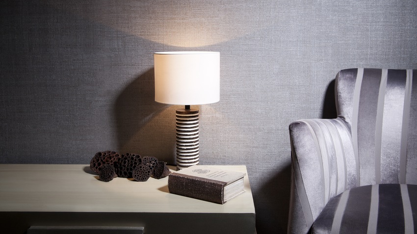 moderne kleine lamp op nachtkastje
