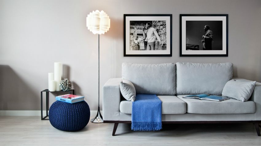 moderne staande lamp naast scandi bank