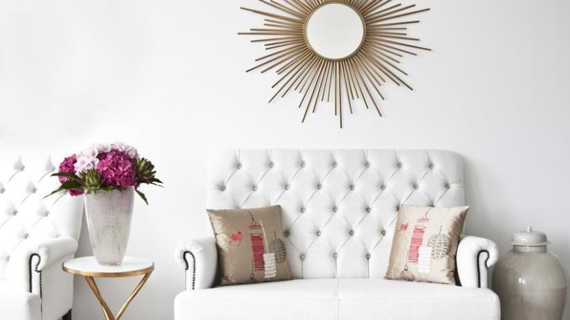 biała sofa pikowana