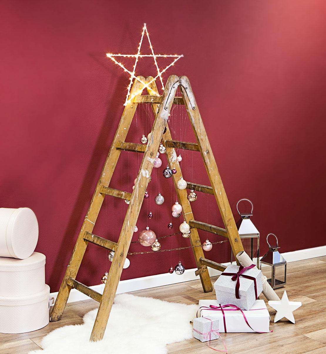christbaum-alternativen-leiterbaum-mit-kugeln