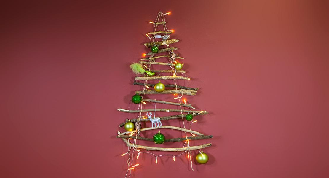 christbaum-aus-aesten-mit-kugeln