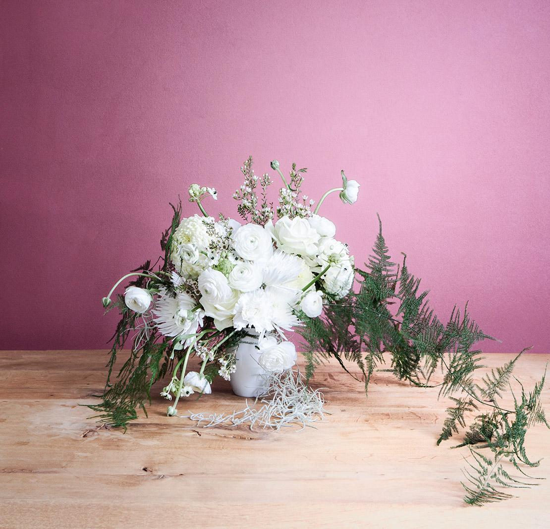 winterliches-blumen-bouquet-vor-pinker-wand