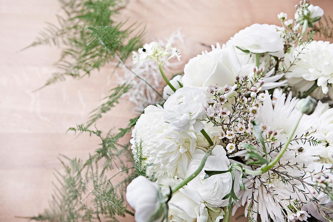 winterliche-blumendeko-weiße-blumen