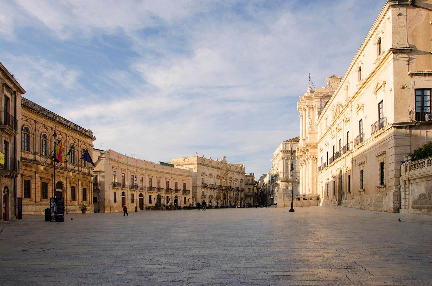 Piazza Del Duomo di Ortigia in Sicilia Ortigia Sicilia, Ortigia, Profumi, Colori, Design, Fiori, Ispirazione, Sicilia, Made in Italy