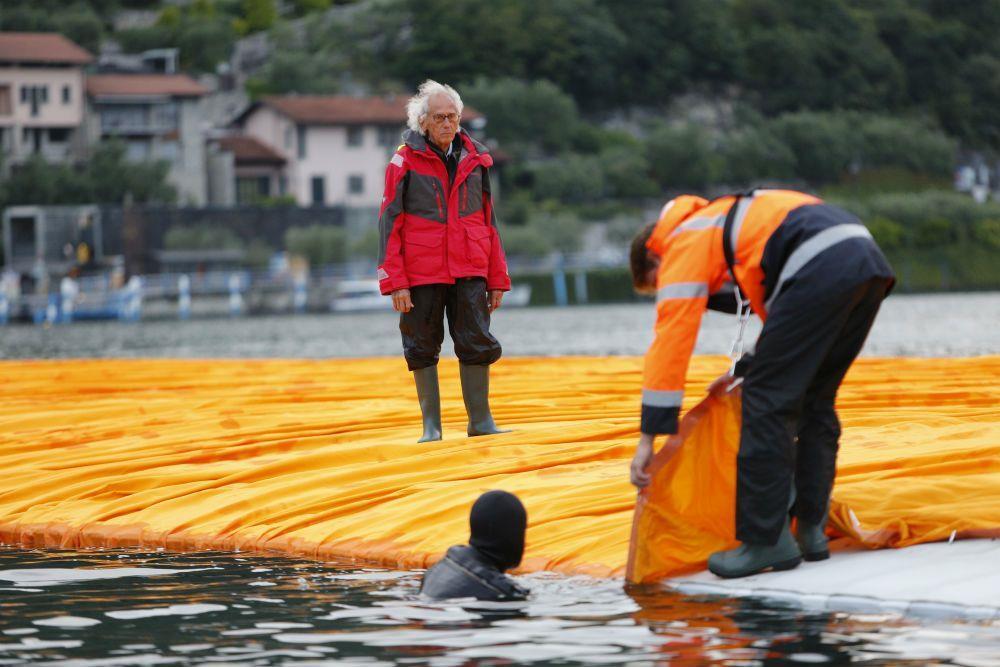 Dalani, Christo all'Opera sulla Passerella Galleggiante durante la Realizzazione Dalani, Christo, Arte, Progetto, Ispirazioni