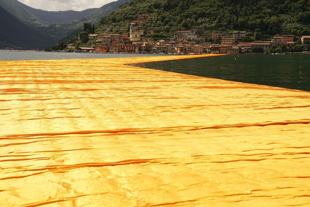 Dalani, Christo, La Passerella Color Giallo Dalia di The Floating Piers Dalani, Christo, Arte, Progetto, Ispirazioni