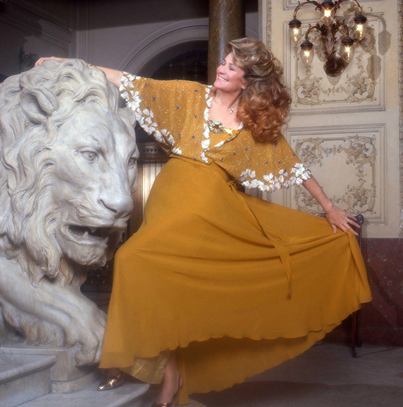 Dalani, Marta Marzotto al Plaza anni '70 Abito Giallo con Ricami e Testa di Leone Dalani, Marta Marzotto, Milano, Sardegna, Moda, Trend