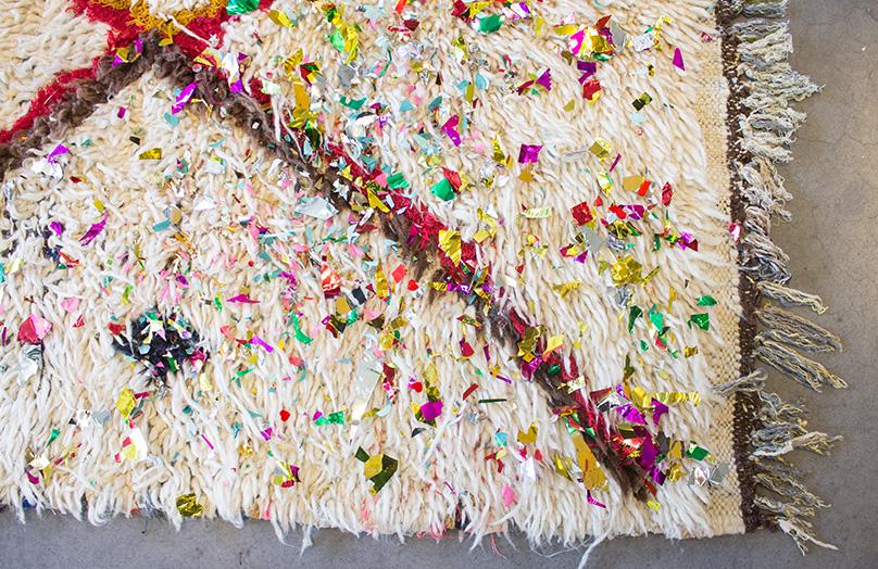 Zo haal jij de glitters uit je vloerkleed na een feestje