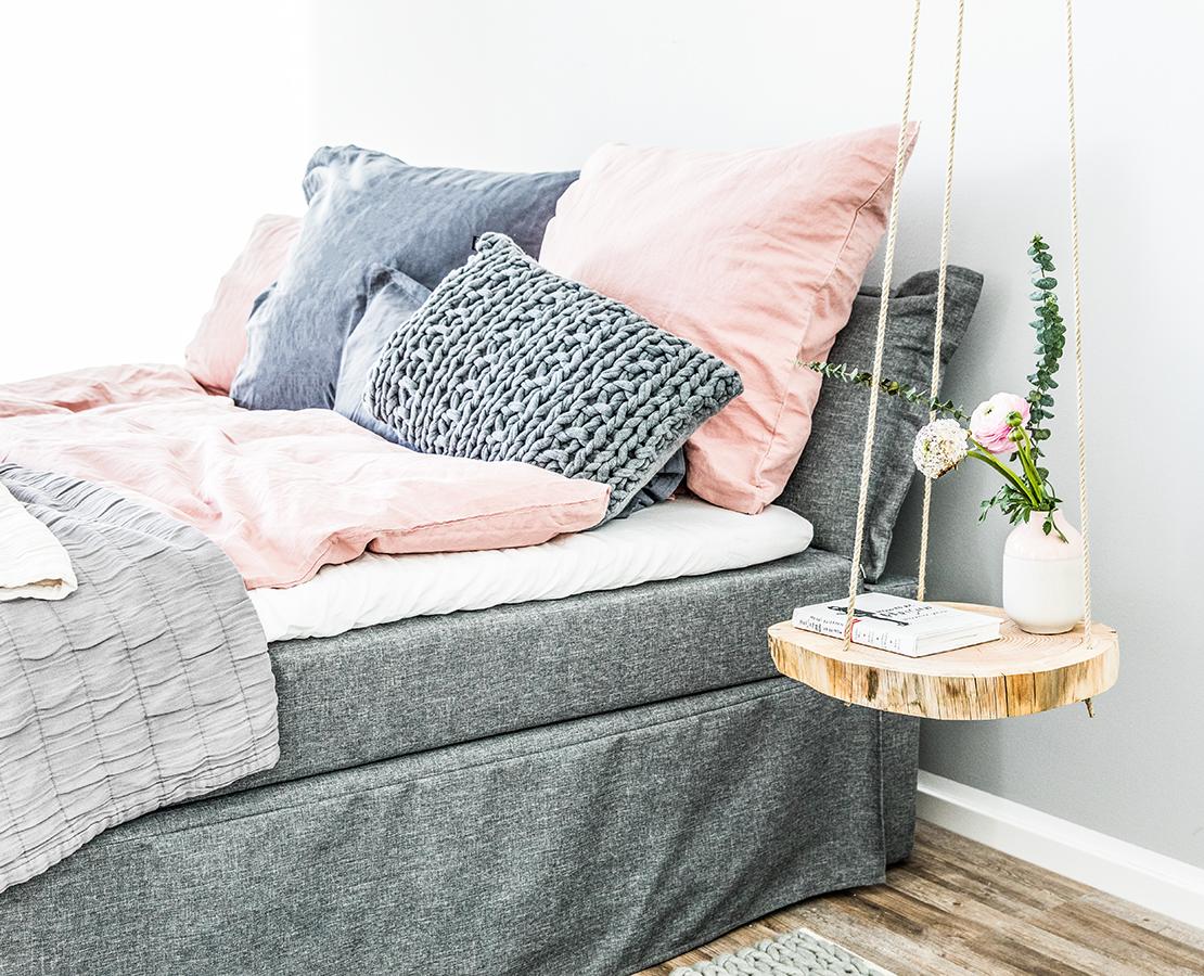 hangende-bijzettafel-als-nachtkastje-in-de-slaapkamer