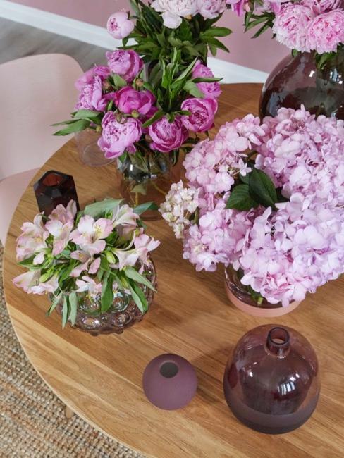 ramos de flores lilas en una mesa de madera