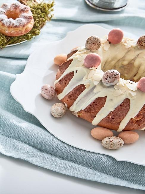 Ostergebäck auf dem Essenstisch