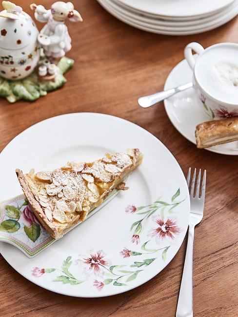 Apfelkuchen auf Oster Tischgedeck am Esstisch