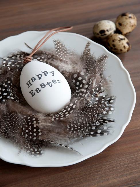 Osterei auf dekoriertem Teller