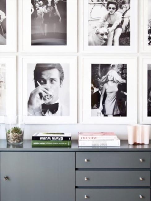 Decoración con plantas suculentas Cómoda gris con libros y plantas suculentas con pared de cuadros en blanco y negro