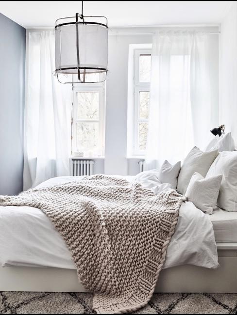 Illuminare la camera da letto Camera da letto luminosa con letto tortora e coperta beige
