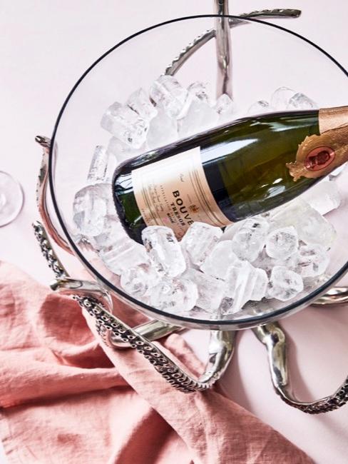 Secchiello per ghiaccio Dettaglio del secchiello per ghiaccio con champagne