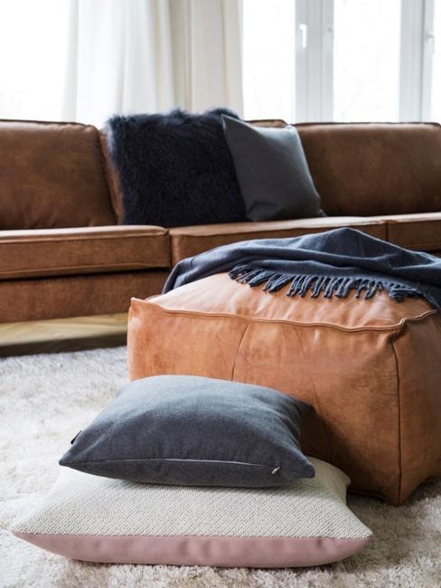 Welche Farbe passt zu braun Soggiorno con divano in pelle marrone