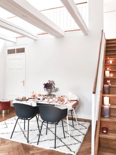 Arredamento loft Arredamento loft con scala, tavolo da pranzo e sedie di design nere