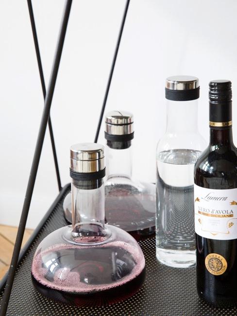 Decantare il vino Carrello bar con decanter multipli e vino