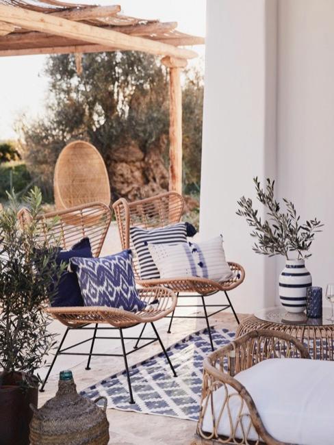 Gartenmöbel Trends 2019 Terrasse mit Rattanmöbeln und blau-weißer Deko