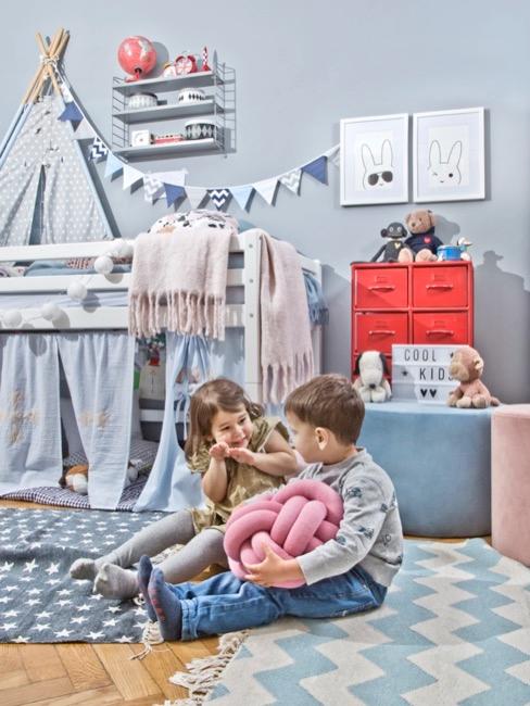 Arredamento cameretta per ragazzi Cameretta per ragazzi azzurra con letto a soppalco e pouf