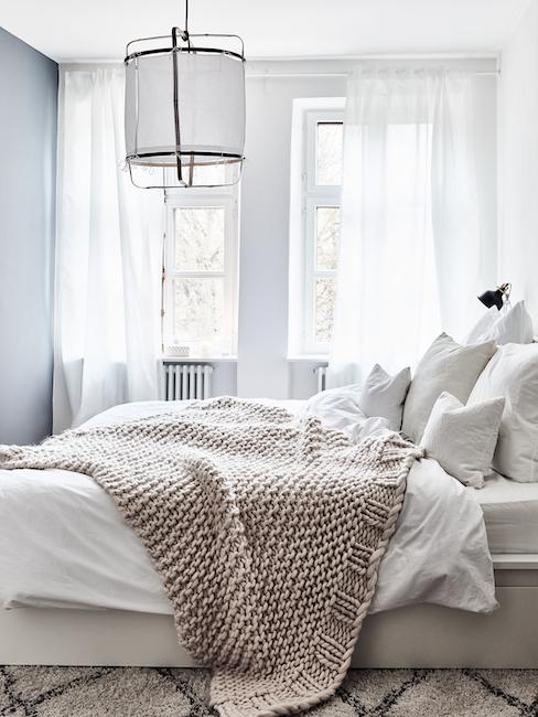 Lavare le tende bianche Camera da letto luminosa con tende bianche
