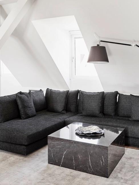 Dachgeschosswohnung einrichten Wohnzimmer Dachgeschosswohnung Wohnzimmer einrichten mit Sofa in Schwarz und schwarzem mamorierten Couchtisch, sowie Stehlampe