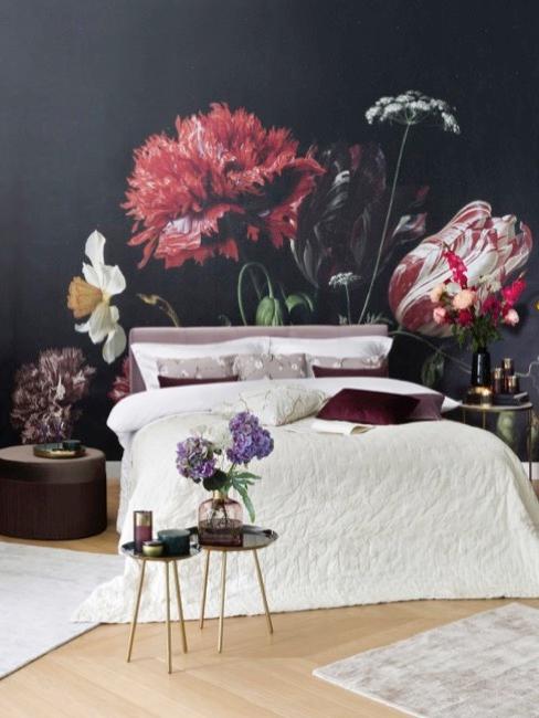 Tapete mit Blumenmuster in Schlafzimmer Dunkle Tapete mit Blumenmuster in Schlafzimmer mit Bett, Deko Elementen und Accessoires