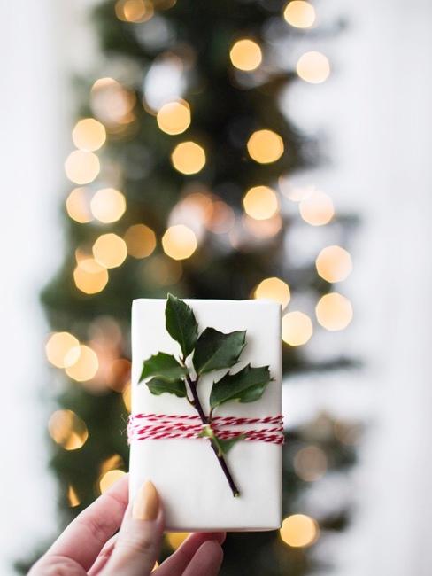 Babbo Natale segreto Regalino di Natale con luci sullo sfondo