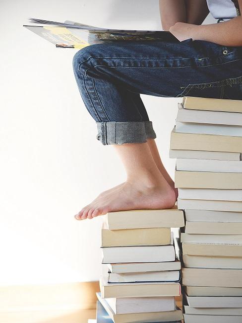 Einschulungsgeschenke Ein Kind mit einem Buch auf dem Schoß