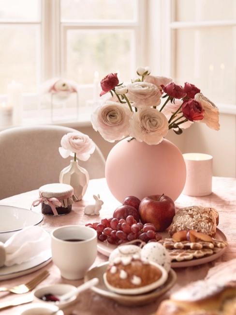 Idee brunch Tavola apparecchiata per il brunch in rosa