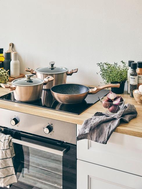 Come pulire il forno Cucina moderna con forno e pentole sui fornelli