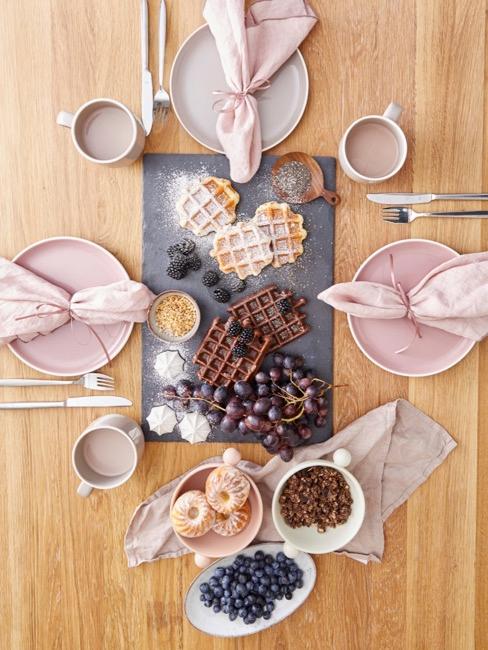 Come fare i Waffle Tavolo da pranzo dall'alto con vari waffle su piano in granito