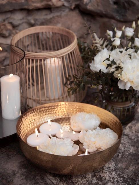 Portacandele fai da te Vassoio d'oro con candele bianche e lanterna come decorazione di candele