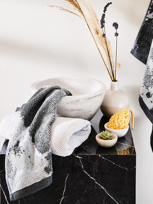 Doccia con finestra Bagno in marmo nero con asciugamani e prodotti da doccia