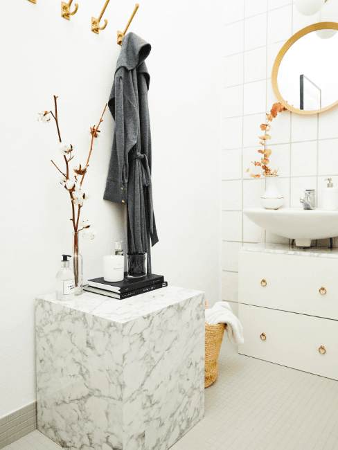 Bagno cieco Bagno senza finestra bianco con dettagli in marmo e specchio con cornice in legno