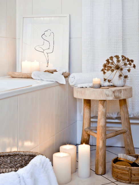 Come decorare un bagno piccolo Bagno piccolo con vasca e dettagli in legno, sgabello e candele