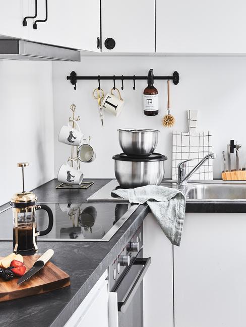 come-organizzare-la-cucina cucina moderna con utensili e accessori appesi