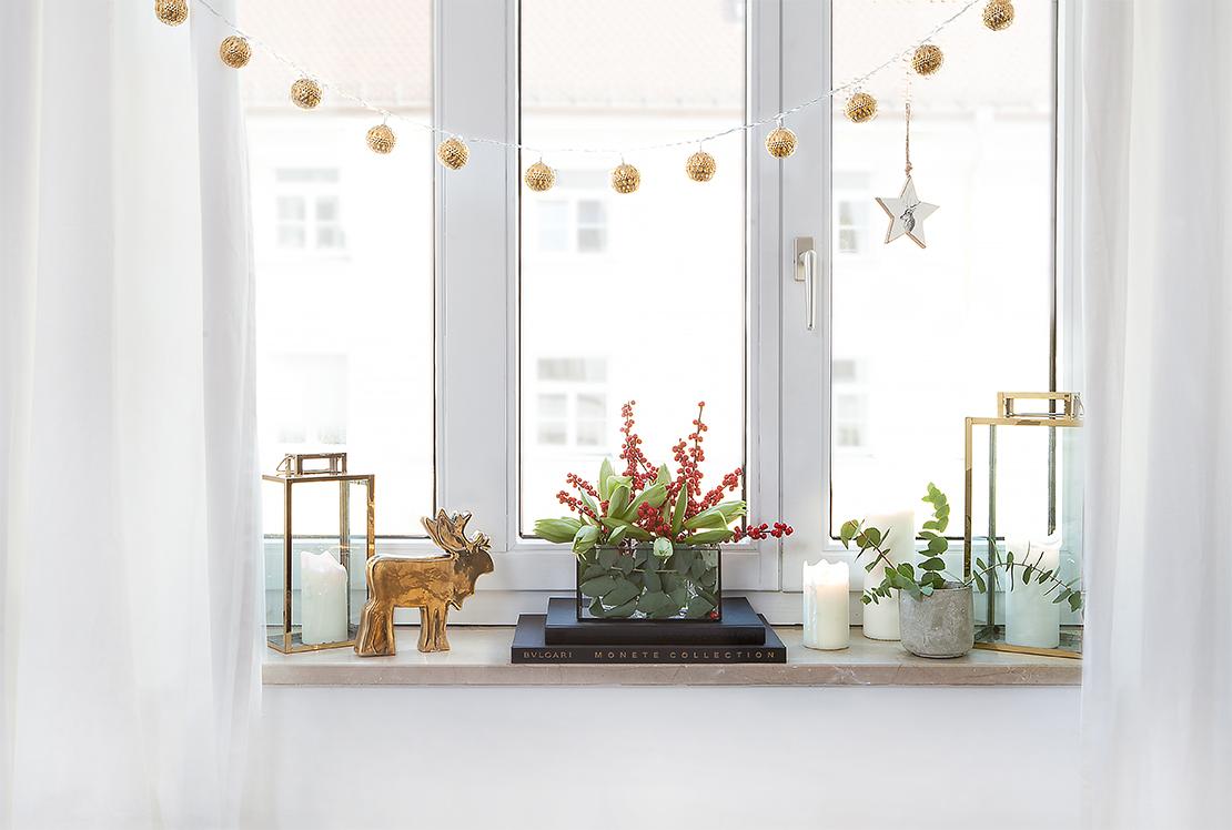 weihnachtliche-fenster-deko-mit-girlande