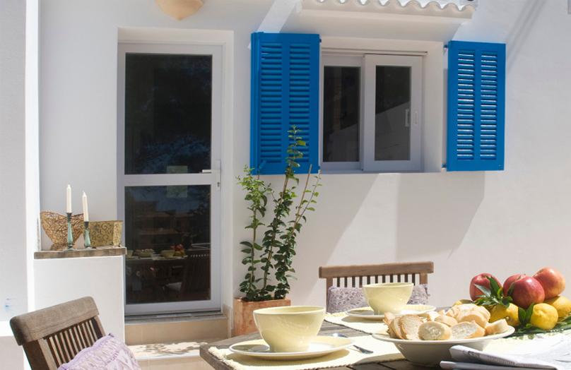 Decorazioni estive: il balcone va in bianco