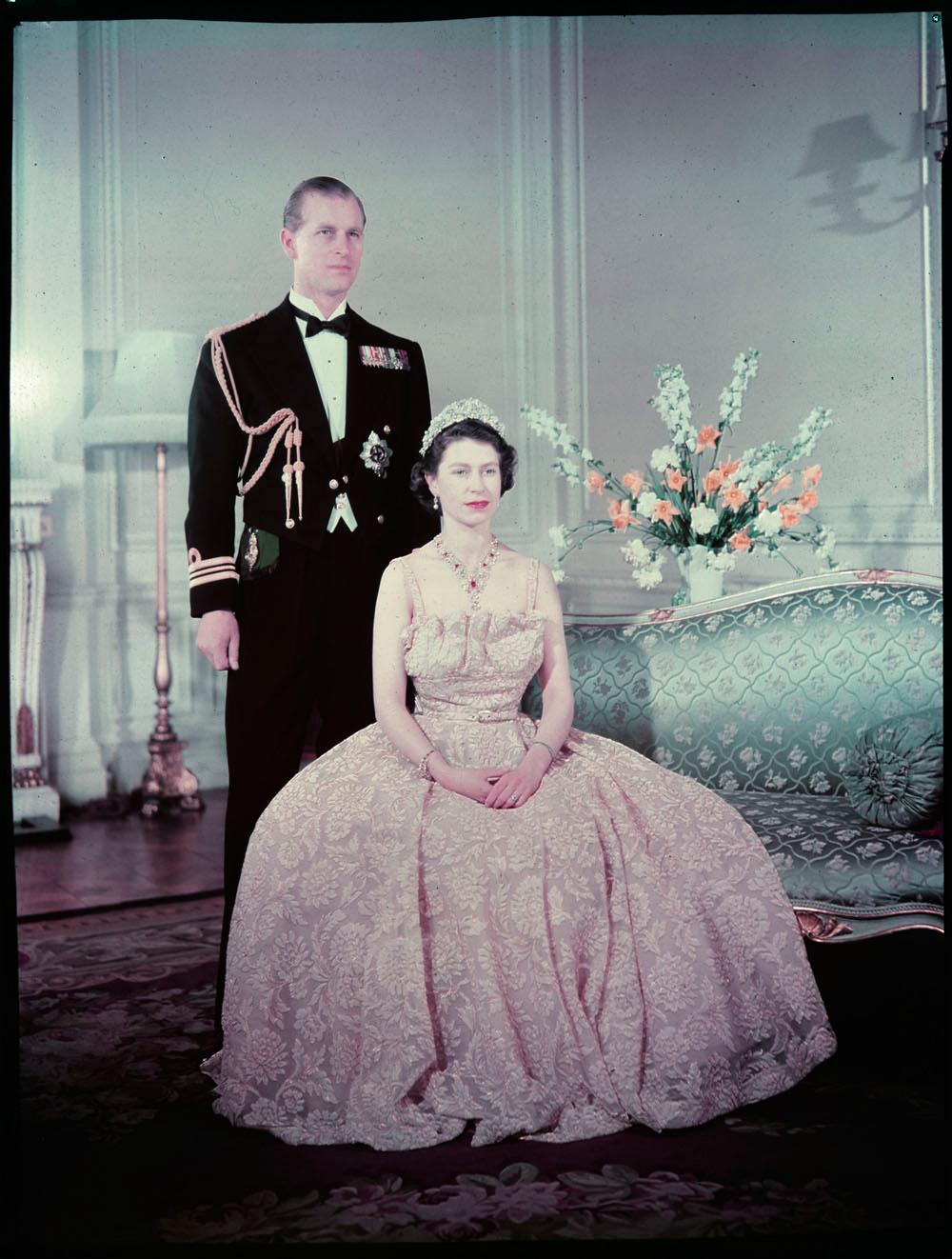 Dalani, Regina Elisabetta Giovane in Cerimonia Reale con Corona e Marito Filippo di Edimburgo Dalani, Regina Elisabetta, Colori, Outfit, Storia, Record, Compleanno