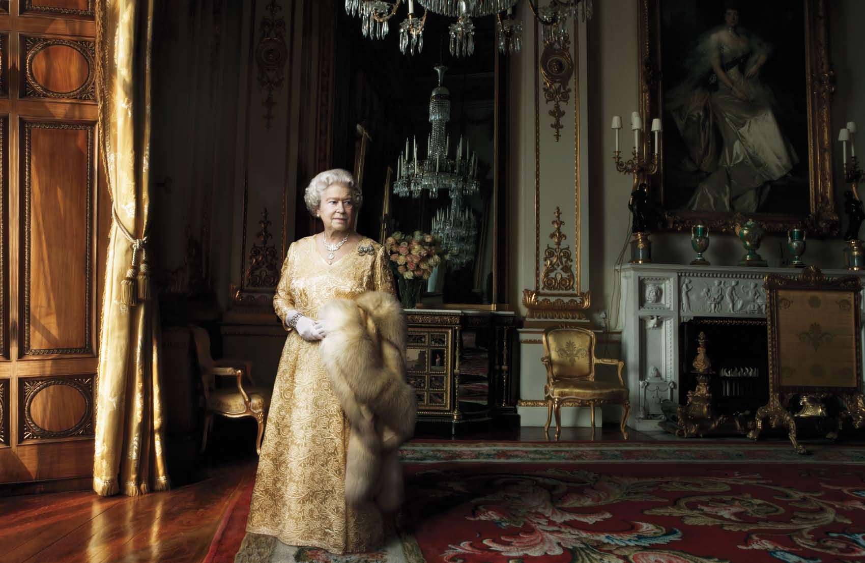 Dalani, Regina Elisabetta Ritratta nelle sue Residenze Ufficiali con Pelliccia e Abito Color Oro Dalani, Regina Elisabetta, Colori, Outfit, Storia, Record, Compleanno