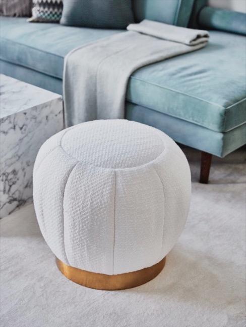 Bouclé Pouf Hailee Heller bouclé Hocker mit goldemen Sockel vor dunkelgrünem Samtsessel und beiger Kaschmirdecke