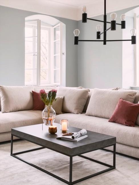 Sofaecke mit modernem Metall Couchtisch und Metall-Lampe