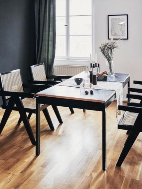 Moderner Casual Wohnen Essbereich mit gedecktem Tisch und vier Stühlen