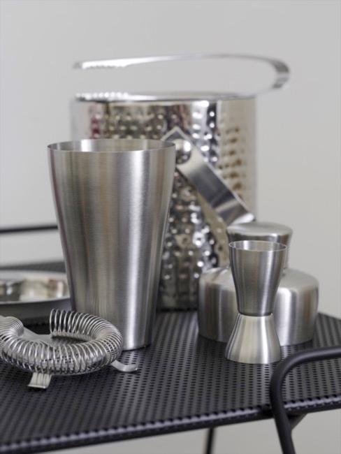 Bar Accessoires aus silberfarbenem, gebürstetem Metall