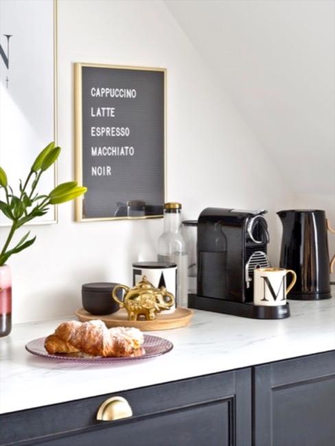 Tendenze della cucina Utensili da cucina sulla credenza