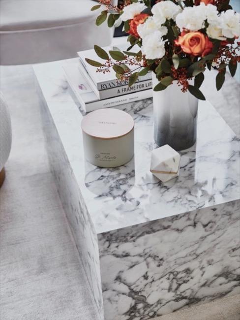 Tavolino in marmo Lasley Cubo dall'effetto marmorizzato bianco-grigio decorato con bouquet di fiori, libri divisibili e candele